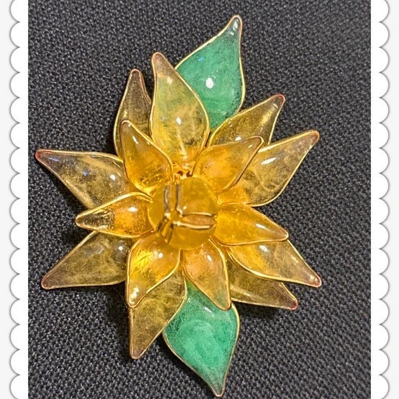 Elegant Gold and Green Floral Brooch - Picture 1 of 6